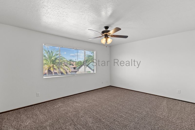 Glendale Large 4 Bed / 3 Bath-3 Car Garage - POOL! property image