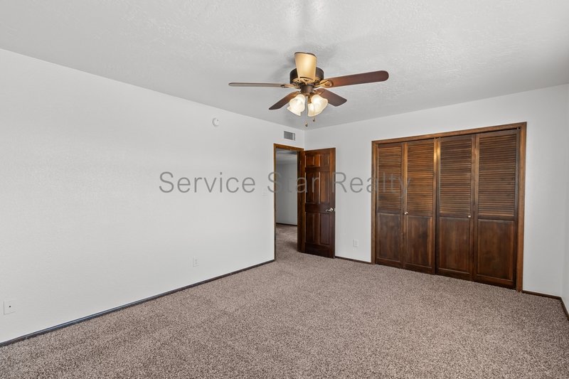 Glendale Large 4 Bed / 3 Bath-3 Car Garage - POOL! property image