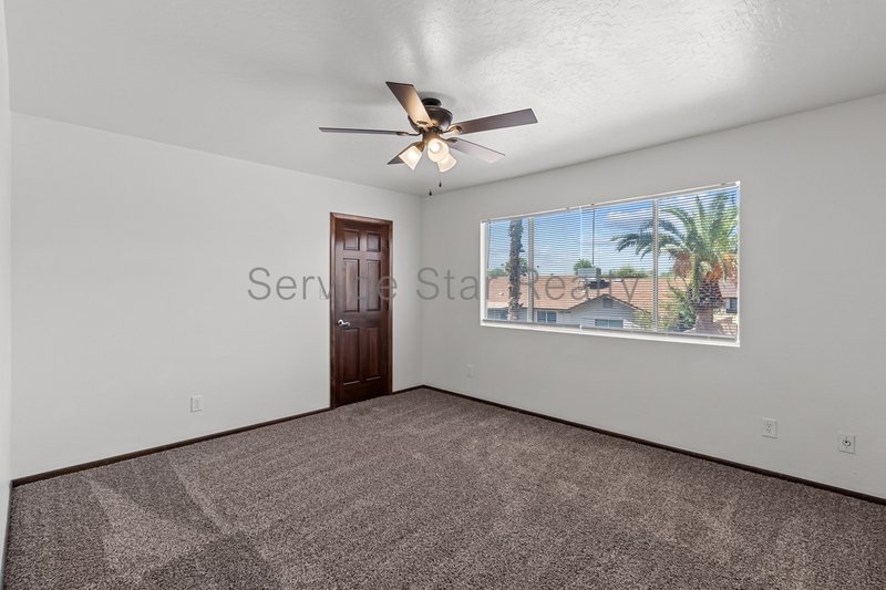 Glendale Large 4 Bed / 3 Bath-3 Car Garage - POOL! property image