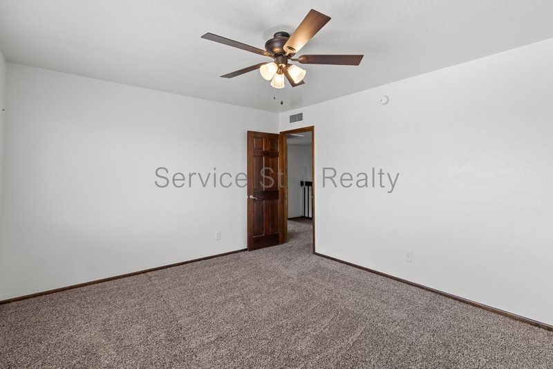 Glendale Large 4 Bed / 3 Bath-3 Car Garage - POOL! property image