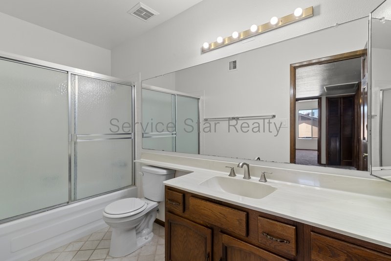Glendale Large 4 Bed / 3 Bath-3 Car Garage - POOL! property image