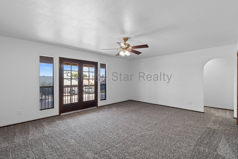 Glendale Large 4 Bed / 3 Bath-3 Car Garage - POOL! property image