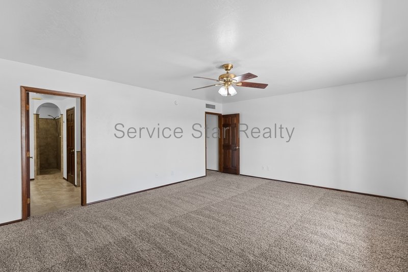 Glendale Large 4 Bed / 3 Bath-3 Car Garage - POOL! property image