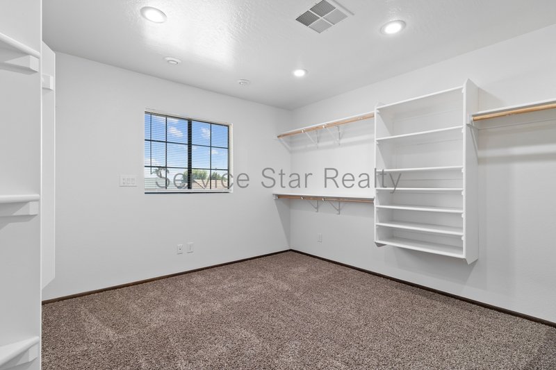 Glendale Large 4 Bed / 3 Bath-3 Car Garage - POOL! property image