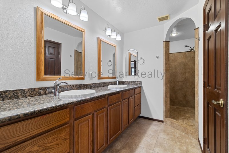 Glendale Large 4 Bed / 3 Bath-3 Car Garage - POOL! property image