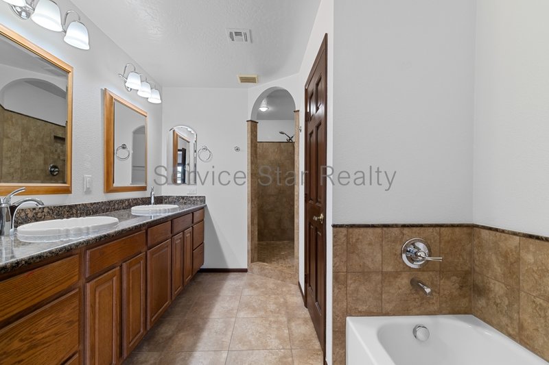 Glendale Large 4 Bed / 3 Bath-3 Car Garage - POOL! property image