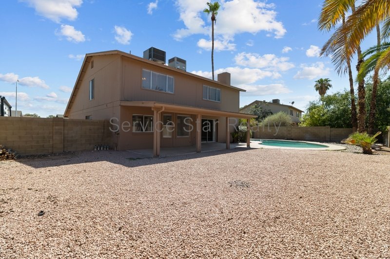 Glendale Large 4 Bed / 3 Bath-3 Car Garage - POOL! property image
