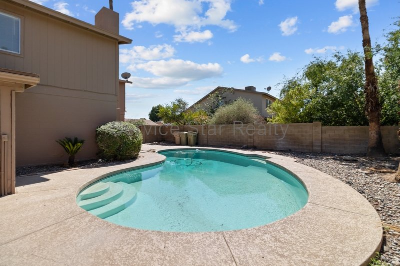 Glendale Large 4 Bed / 3 Bath-3 Car Garage - POOL! property image