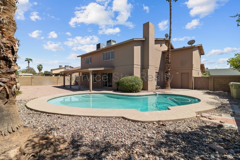 Glendale Large 4 Bed / 3 Bath-3 Car Garage - POOL! property image