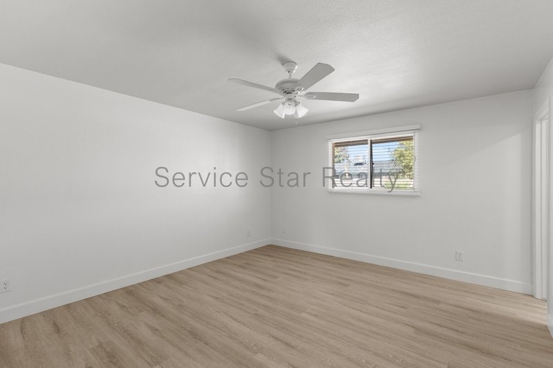 **2 WEEKS FREE RENT!!** **FULLY REMODELED & MOVE-IN READY!** property image