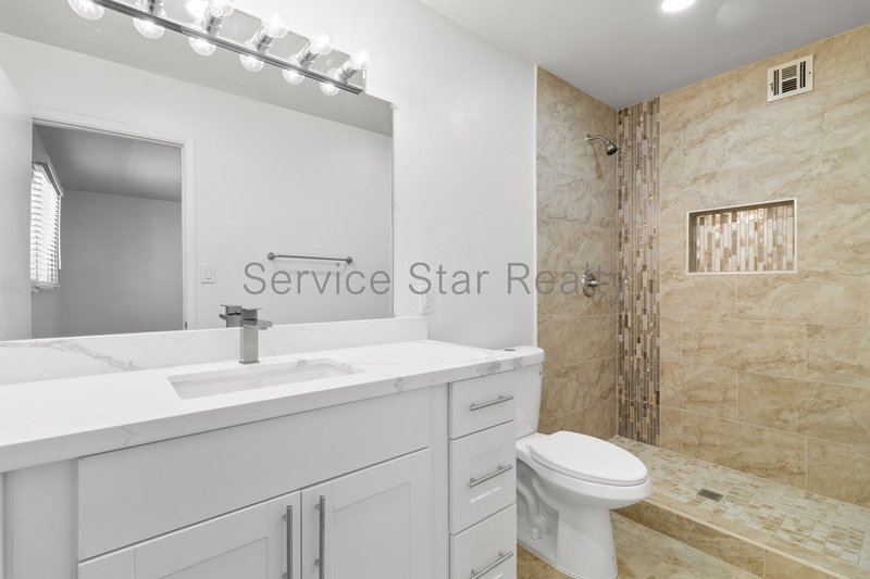 **2 WEEKS FREE RENT!!** **FULLY REMODELED & MOVE-IN READY!** property image