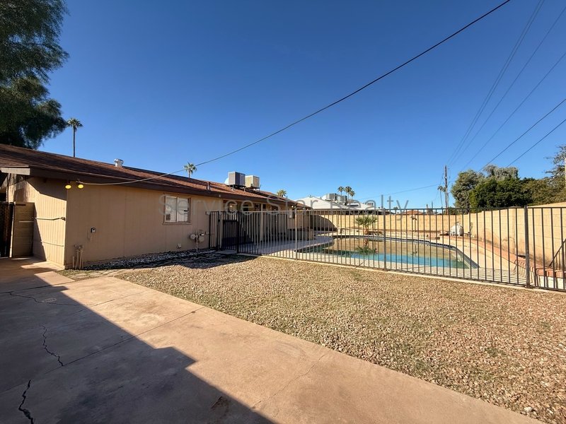 **2 WEEKS FREE RENT!!** **FULLY REMODELED & MOVE-IN READY!** property image