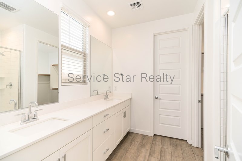 Bright 3-Bed, 2-Ba Home in Gated Phoenix Community | Prime Location! property image