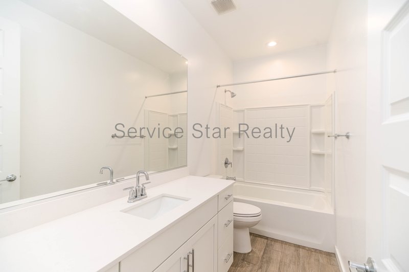 Bright 3-Bed, 2-Ba Home in Gated Phoenix Community | Prime Location! property image