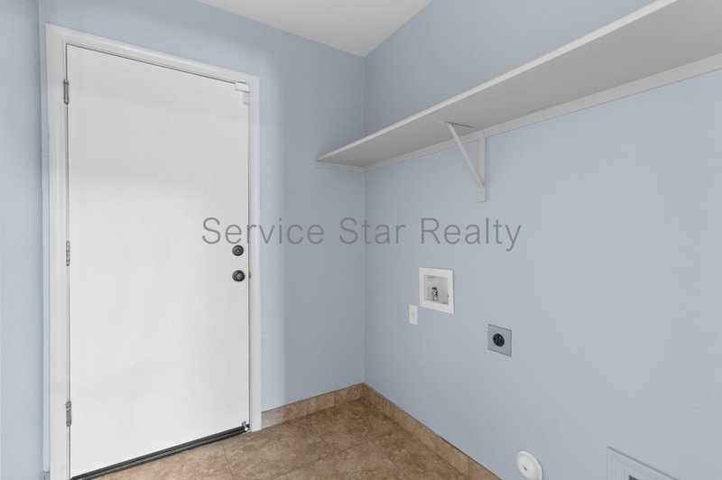 Delightful 3 bed 2 bath nestled on Corner Lot property image