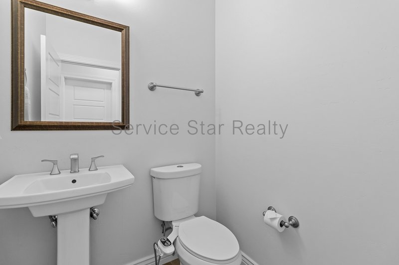 Amazing and spacious 3 bed 2 Bath with garage and yard. property image