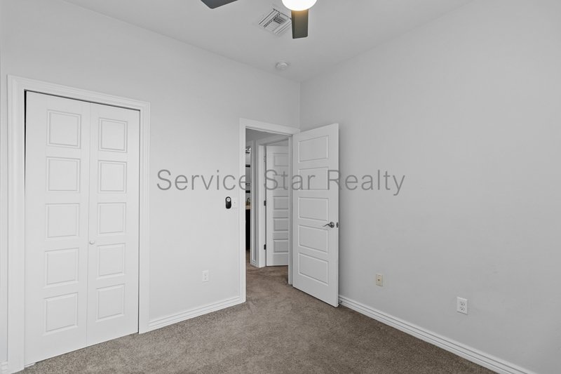 Amazing and spacious 3 bed 2 Bath with garage and yard. property image