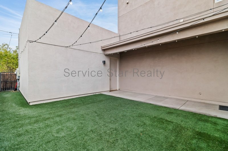 Amazing and spacious 3 bed 2 Bath with garage and yard. property image