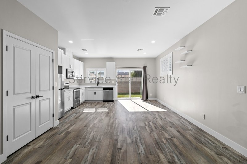 Modern 3-Bed Home Near Downtown Phoenix | Stylish Upgrades & No HOA! property image