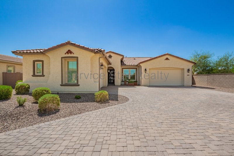 Large 3-bedroom Home in Prime Queen Creek Location property image