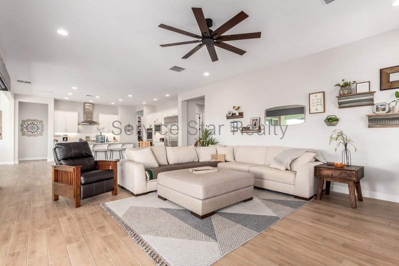 Large 3-bedroom Home in Prime Queen Creek Location property image