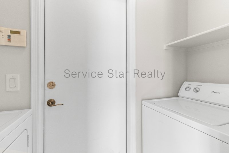 Modern & Spacious 3BD/2.5BA ? Great Neighborhood property image