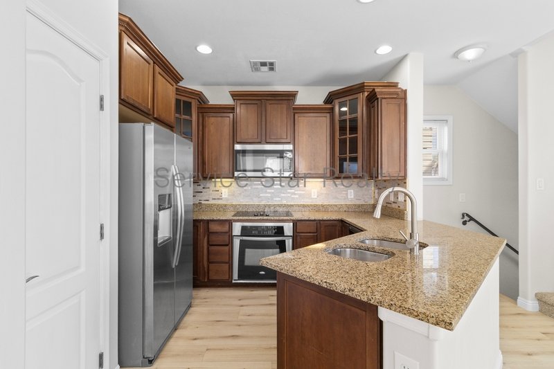 Modern & Spacious 3BD/2.5BA ? Great Neighborhood property image