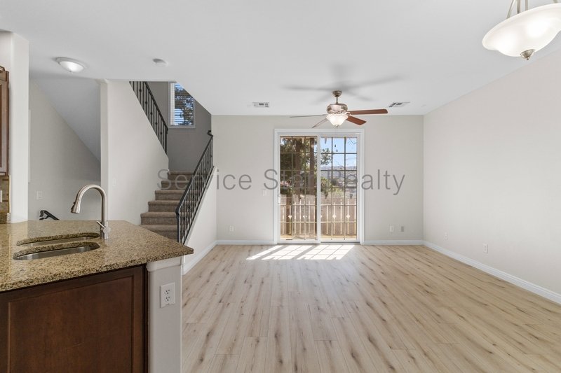 Modern & Spacious 3BD/2.5BA ? Great Neighborhood property image