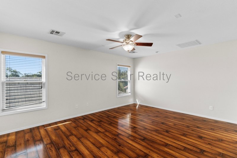 Modern & Spacious 3BD/2.5BA ? Great Neighborhood property image