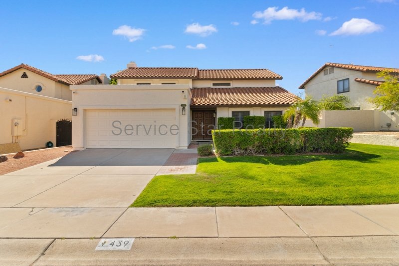 Spacious 3 Bed / 2.5 Bath Two-Story Home  2,100 Sq Ft with Beautiful L property image