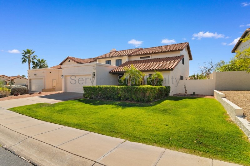 Spacious 3 Bed / 2.5 Bath Two-Story Home  2,100 Sq Ft with Beautiful L property image