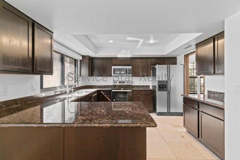 Spacious 3 Bed / 2.5 Bath Two-Story Home  2,100 Sq Ft with Beautiful L property image