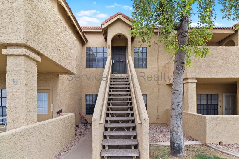 Clean & Move-In Ready | 2 Bed + Den Townhome Near Shopping & Dining property image