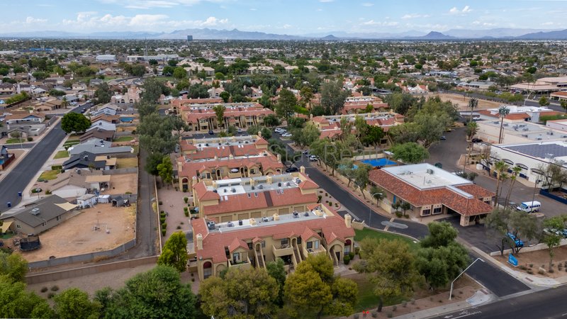 Clean & Move-In Ready | 2 Bed + Den Townhome Near Shopping & Dining property image