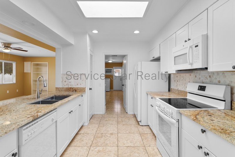 Fantastic Sun City 2+2 home in 55-Plus Community property image