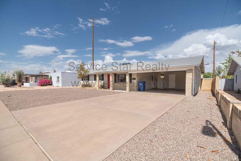 Charming 3 Bedroom 2 Bathroom Home with Huge Backyard! property image