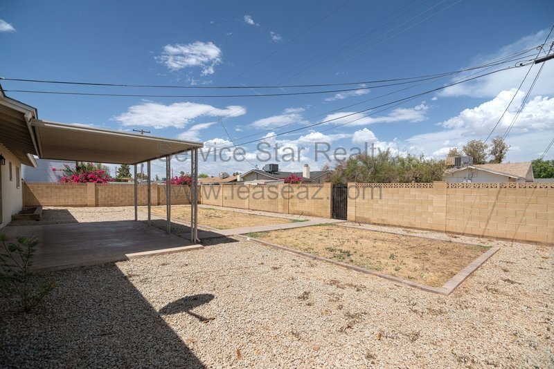 Charming 3 Bedroom 2 Bathroom Home with Huge Backyard! property image