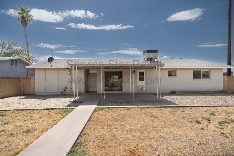 Charming 3 Bedroom 2 Bathroom Home with Huge Backyard! property image