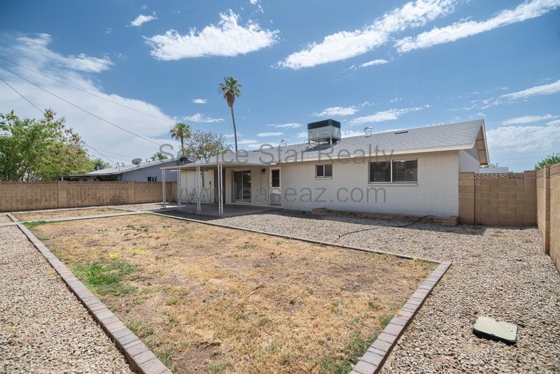 Charming 3 Bedroom 2 Bathroom Home with Huge Backyard! property image