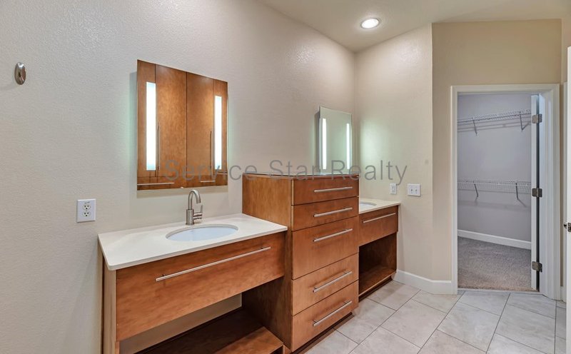 2 Bedroom+ Den, 2 bath condo in Scottsdale!! property image
