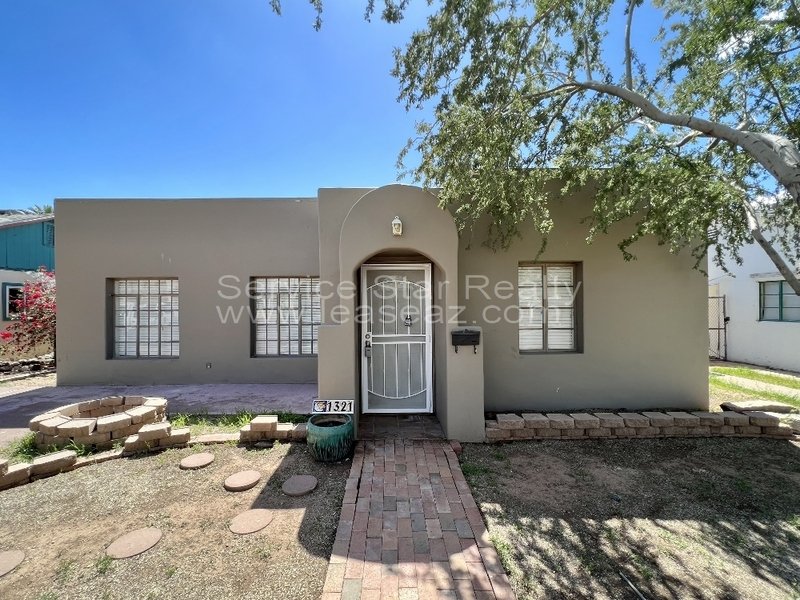Cute Three Bedroom Home in Central Phoenix with Detached Garage! property image