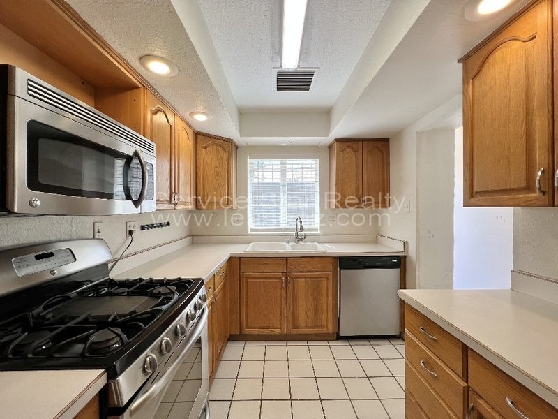 Cute Three Bedroom Home in Central Phoenix with Detached Garage! property image