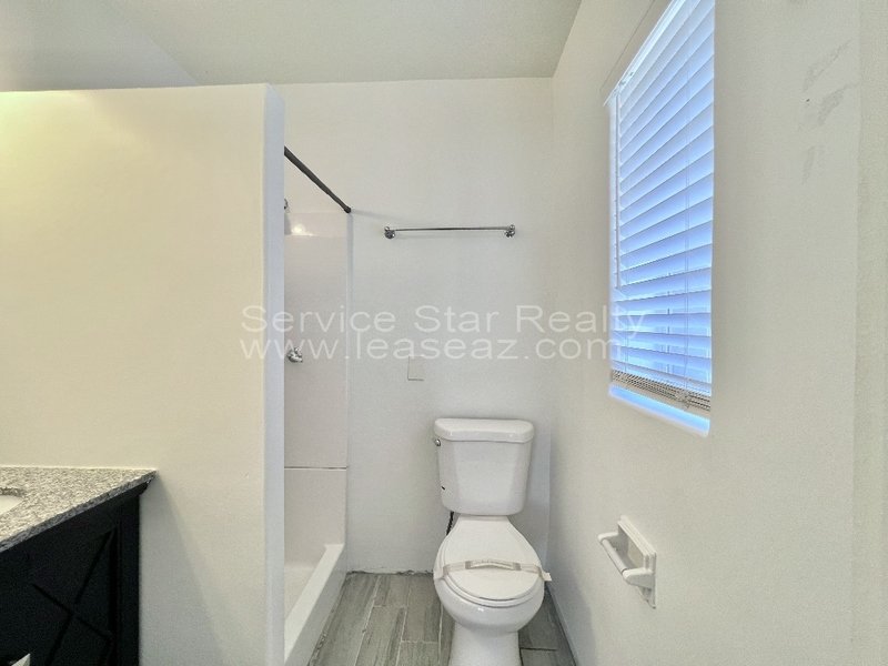 Cute Three Bedroom Home in Central Phoenix with Detached Garage! property image