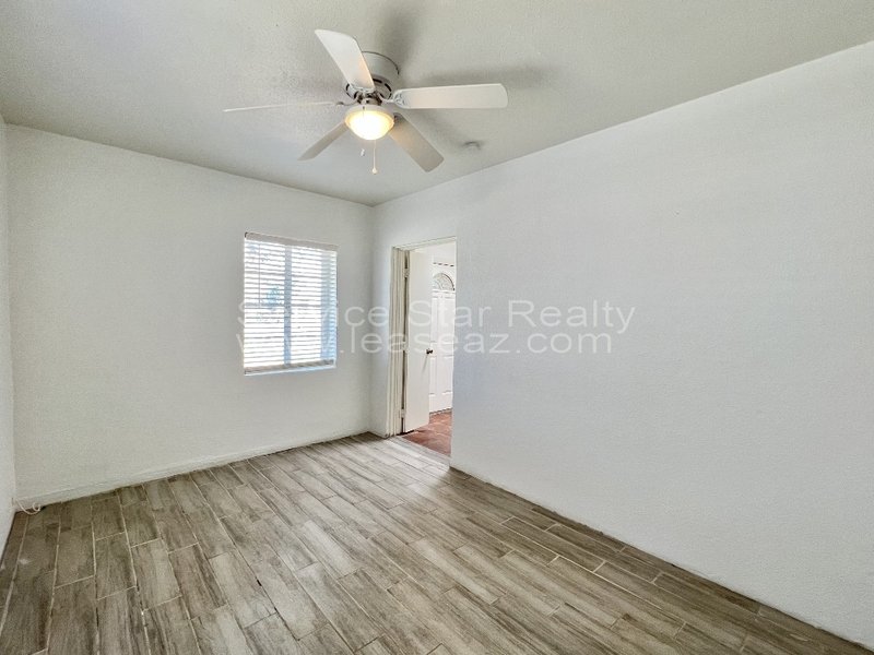 Cute Three Bedroom Home in Central Phoenix with Detached Garage! property image