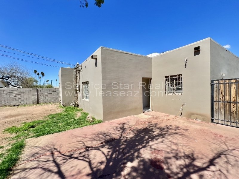 Cute Three Bedroom Home in Central Phoenix with Detached Garage! property image