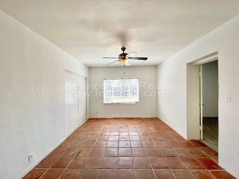 Cute Three Bedroom Home in Central Phoenix with Detached Garage! property image