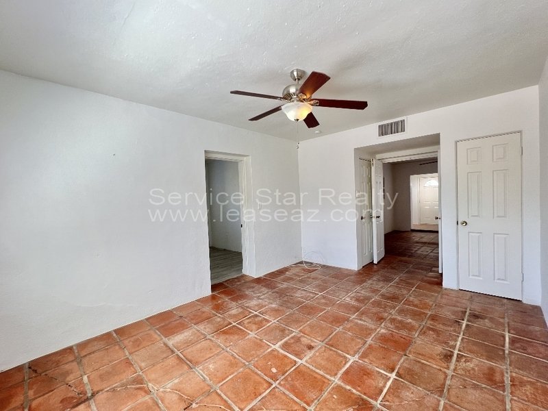 Cute Three Bedroom Home in Central Phoenix with Detached Garage! property image