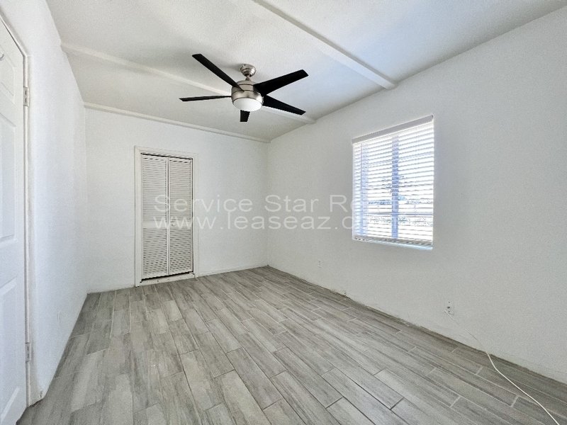 Cute Three Bedroom Home in Central Phoenix with Detached Garage! property image