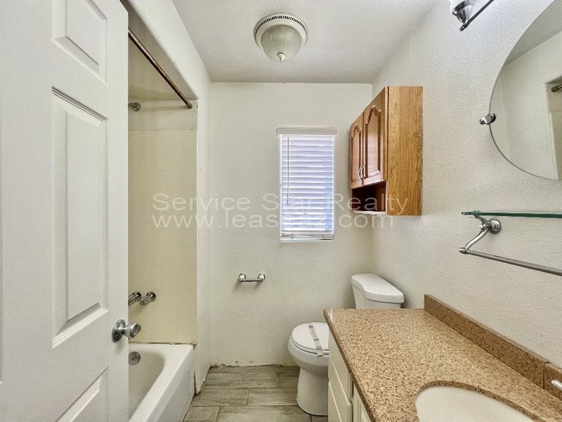 Cute Three Bedroom Home in Central Phoenix with Detached Garage! property image