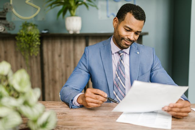 landlord-reviewing-tenant-profiles